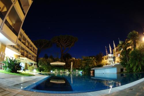 a night view of a swimming pool at a resort at Hotel Albatros in Terracina