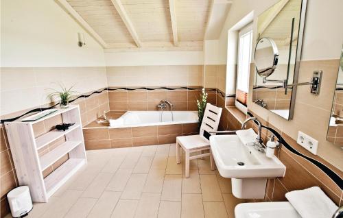 y baño con bañera, lavabo y aseo. en Beautiful Home In Dagebll With 3 Bedrooms, Sauna And Wifi, en Dagebüll