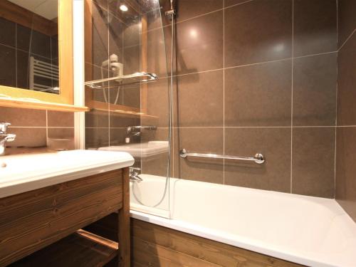 une salle de bain avec une douche, une baignoire et un lavabo dans l'établissement Studio cosy à deux pas des pistes avec balcon et casier à skis - FR-1-181-2482, à La Plagne Tarentaise