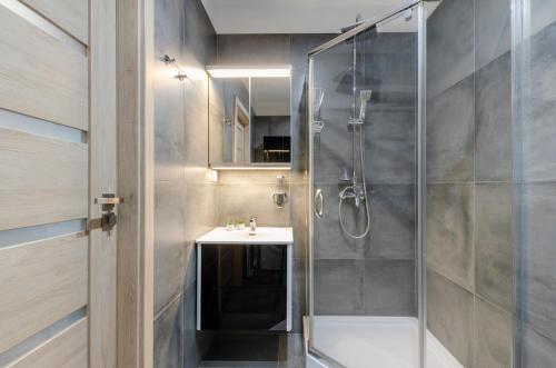 a bathroom with a shower and a sink at Apartament G312 Łódź Jana Matejki 11 in Łódź