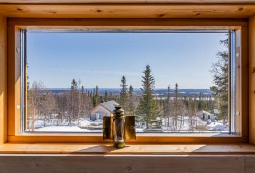 a window with a view of a snow covered yard at Mysig fjällstuga med direktanslutning till fjället in Oviken