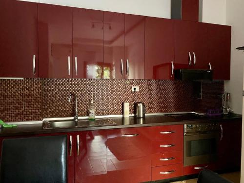 A kitchen or kitchenette at Lux apartment