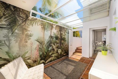 salon z tropikalnym malowidłem ściennym w obiekcie Casa Eucalyptus Family Home w mieście Estepona