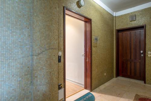 Alegria Flat City Center with Elevator by Vacationy