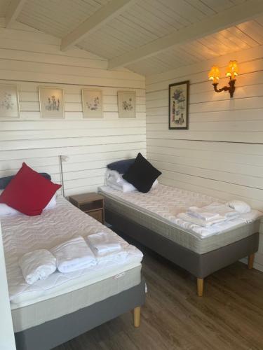 En eller flere senge i et værelse på Hulduhólar Cabin - The Elf Hills.