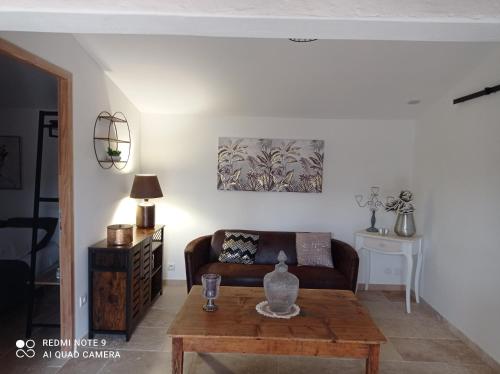 un salon avec un canapé et une table basse dans l'établissement La Vigne, à Sorgues