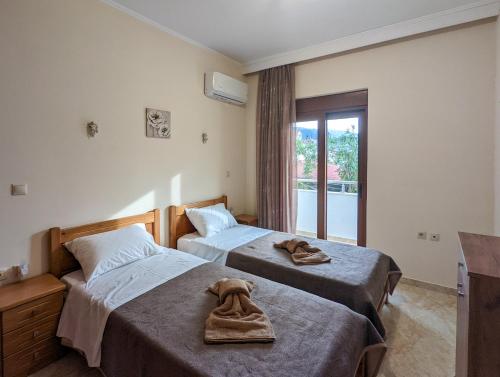 Postel nebo postele na pokoji v ubytování Tharenos home