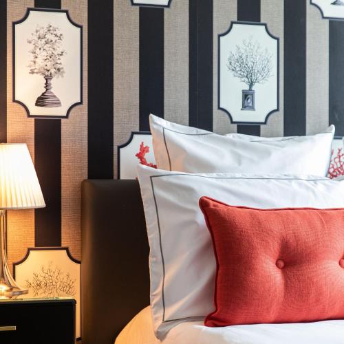 a bedroom with a bed with red and white pillows at La Castagnère de Bergory in Wervicq-Sud