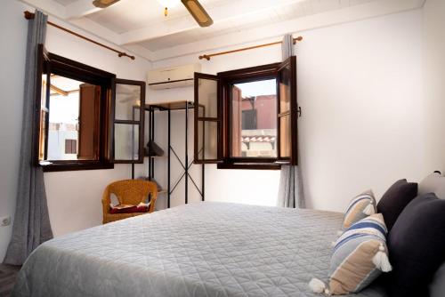 una camera con un letto e due finestre di THE WALK INN apartments a Città di Rodi