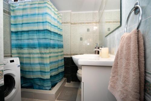 e bagno con lavandino, servizi igienici e doccia. di THE WALK INN apartments a Città di Rodi