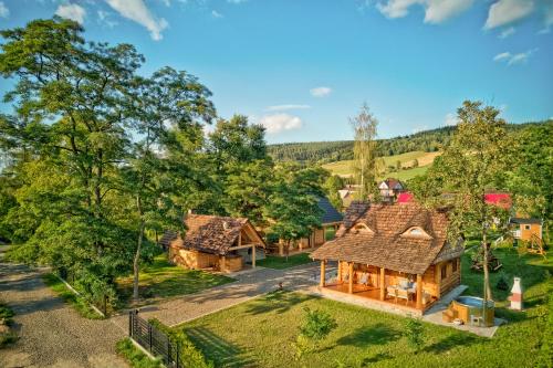 - une vue aérienne sur une maison avec une cour dans l'établissement Beskidzka Przystań, 