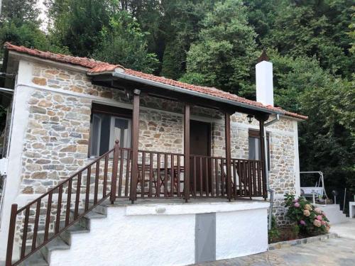 Το κτήριο όπου στεγάζεται  η παραθεριστική κατοικία