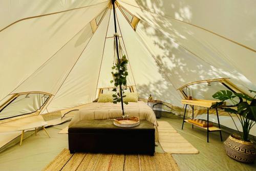 a bedroom with a bed in a tent at Árbol de la Vida Glamping Valle de Guadalupe 