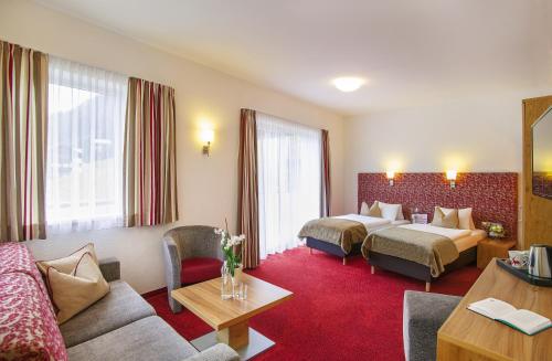 Postel nebo postele na pokoji v ubytování Hotel Garni Chasa Sulai