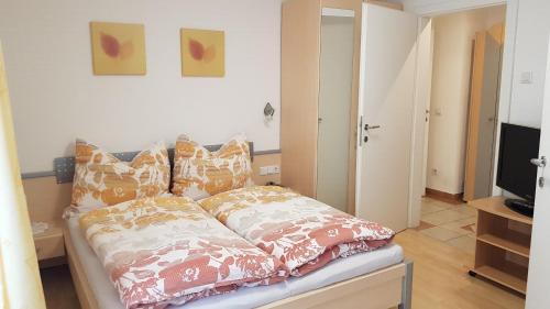 ノイキルヒェン・アム・グロースヴェンエーディガーにあるApartmenthaus Unterwegerのベッド(枕付)が備わる客室です。