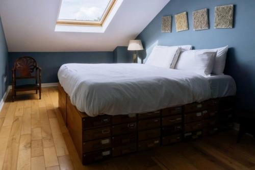 a bedroom with a king sized bed and a window at Stylish 3 Bedroom Apartment near Hollyrood Park in Edinburgh