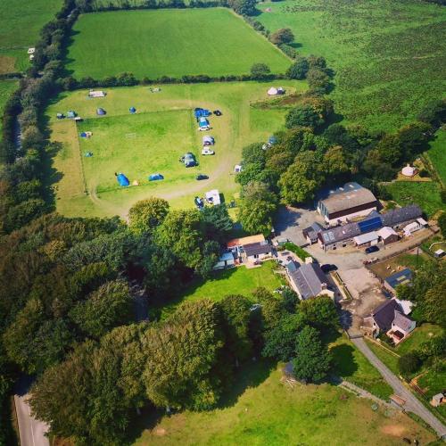 LlangrannogBell tent 1 Glyncoch isaf farm的一组动物的视野