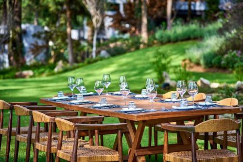 a wooden table with wine glasses on top of it at Fisher´s House Hotel in Avándaro