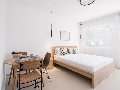 En eller flere senge i et værelse på Astra boutique suites at Agia Marina Beach