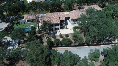 eine Luftansicht eines Hauses mit Pool in der Unterkunft Villa Saona in Plan-de-la-Tour