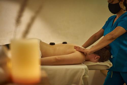 a woman is giving a patient a massage at Fisher´s House Hotel in Avándaro