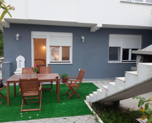 una casa azul y un patio con mesa y sillas. en Resting House Oaza, en Bihać