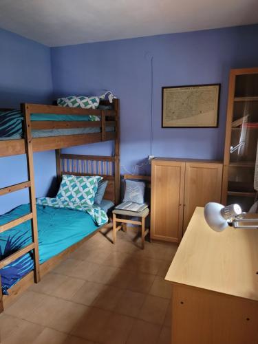 - une chambre avec 2 lits superposés et un bureau dans l'établissement Cal Jamila, à Cubelles