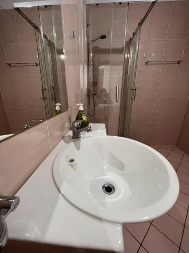 Koupelna v ubytování Center-sea view apartament,Sarande