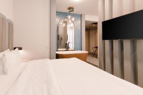 Postel nebo postele na pokoji v ubytování STROFI Boutique Hotel