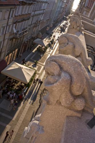a statue of a bear on the side of a building at Palace Suite in Trieste