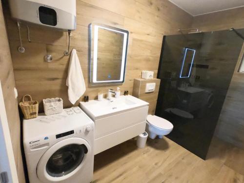 La salle de bains est pourvue d'un lave-linge et d'un lavabo. dans l'établissement Apartment LIBERO, à Vodice