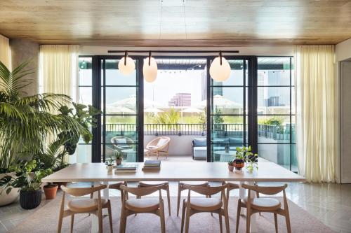 a dining room with a table and chairs at ROOST Tampa in Tampa