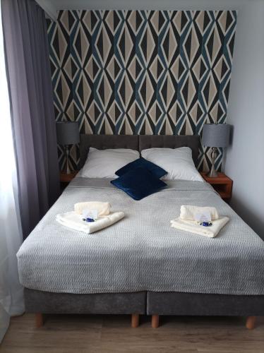 sypialnia z łóżkiem z dwoma ręcznikami w obiekcie Słoneczna Dziesiątka w Solcu-Zdroju