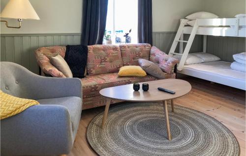 Cozy Home In Rttvik With Kitchen في راتفيك: غرفة معيشة مع أريكة وطاولة