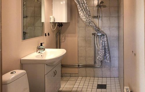Vonios kambarys apgyvendinimo įstaigoje Cozy Home In Rttvik With Kitchen