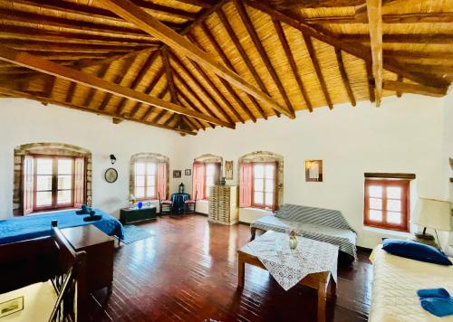 uma ampla sala de estar com tectos em madeira e uma mesa de bilhar em vecchia casa em Monemvasia