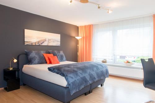 1 dormitorio con cama y ventana en WiLoMa, en Baden-Baden
