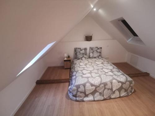 une chambre avec un grand lit dans un grenier dans l'établissement Maison cocooning au cœur du centre historique, à Fougères