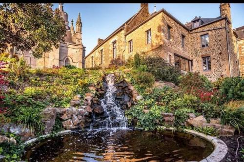 a water fountain in front of a building at Maison cocooning au cœur du centre historique in Fougères