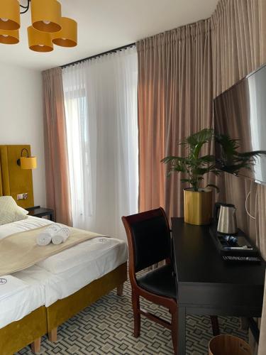 Postel nebo postele na pokoji v ubytování KWARC Restauracja & Pokoje Hotelowe