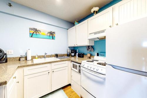 Η κουζίνα ή μικρή κουζίνα στο Key West Villa 115