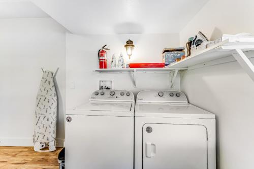 eine Küche mit weißen Geräten und einem Regal in der Unterkunft Red Rooster Cottage in Windsor
