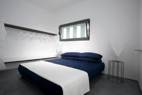 オストゥーニにあるCasa Vacanze Dianamarinaのベッドルーム(ベッド1台、窓付)