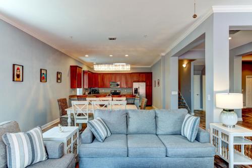 ein Wohnzimmer mit einer blauen Couch und einer Küche in der Unterkunft Town of Rehoboth Beach 20B Baltimore Ave in Rehoboth Beach
