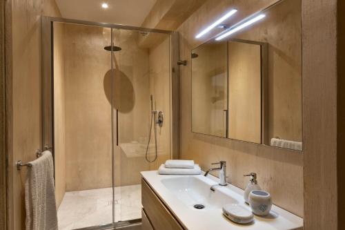Ванная комната в Iconic Luxury Suites