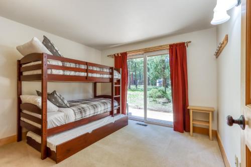 Ein Bett oder Betten in einem Zimmer der Unterkunft Gateway to the Deschutes