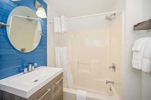 Bilik mandi di Founder's Brook Motel and Suites
