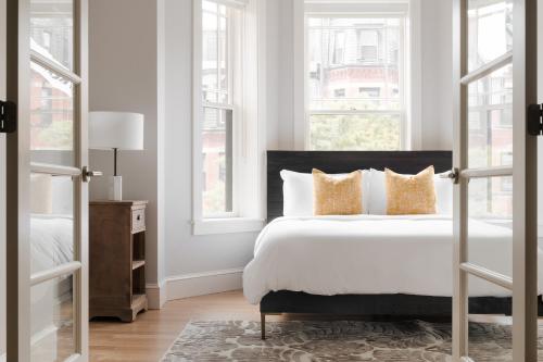 sypialnia z łóżkiem i 2 oknami w obiekcie Sonder The Magnolia w mieście Boston