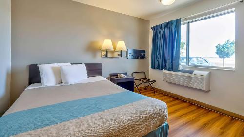 Postel nebo postele na pokoji v ubytování Motel 6-Tucumcari, NM