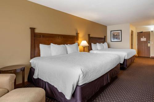 a hotel room with two beds and a couch at Best Western Desert Inn in West Yellowstone